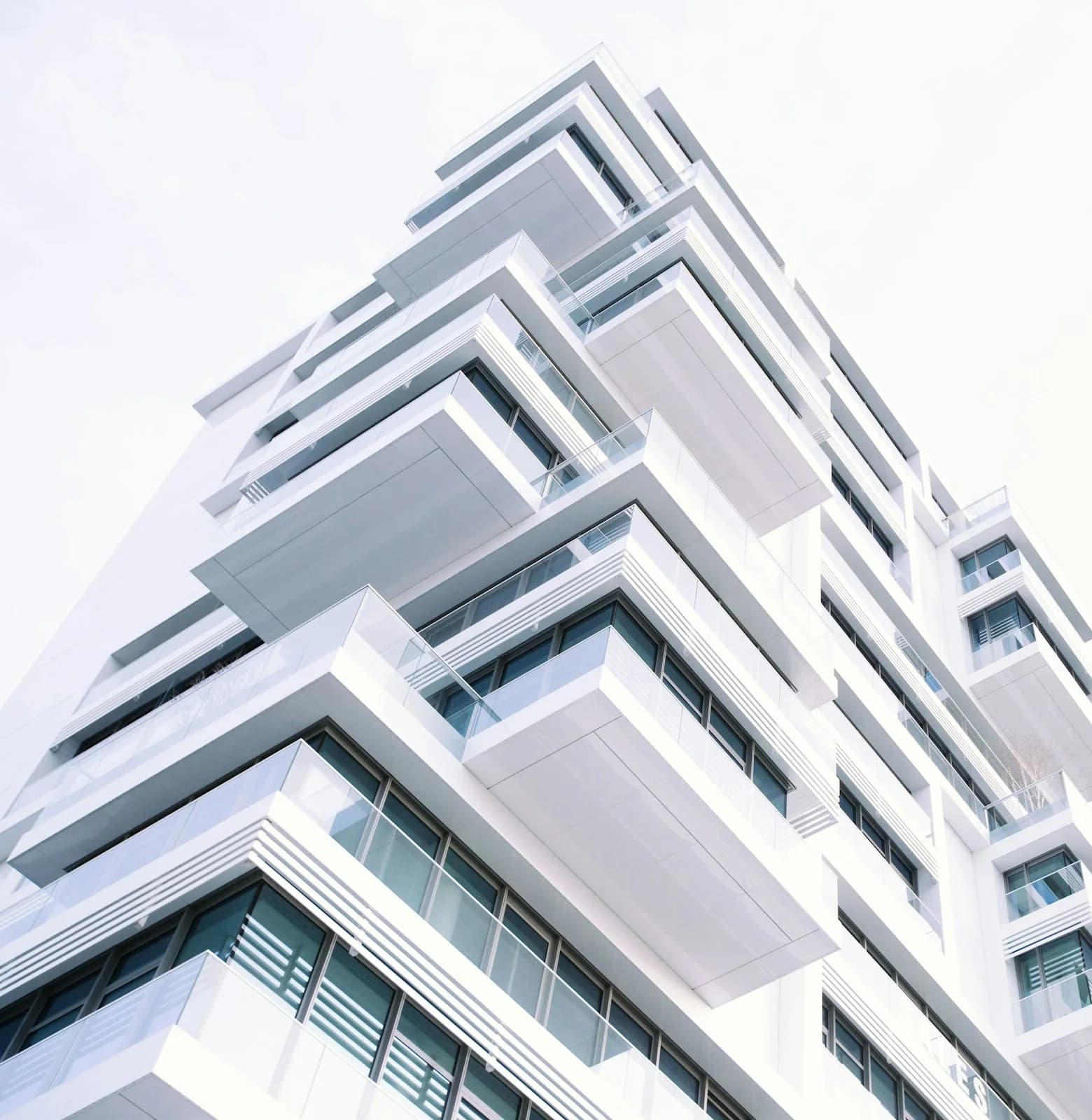 Nowoczesny biały apartamentowiec z tarasami